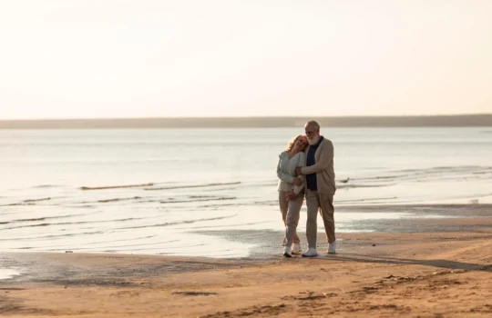 full-shot-senior-couple-beach_23-2149021661